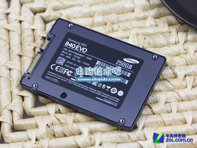 三星 SSD 840 EVO（250GB） 背面图 