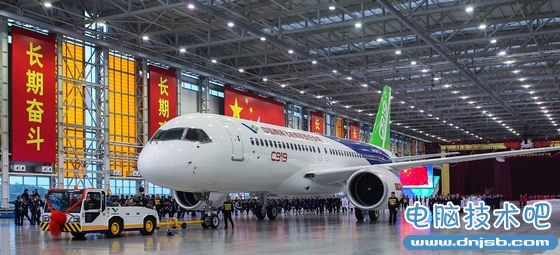 视频：自主大飞机C919全貌下线 中国人的梦！