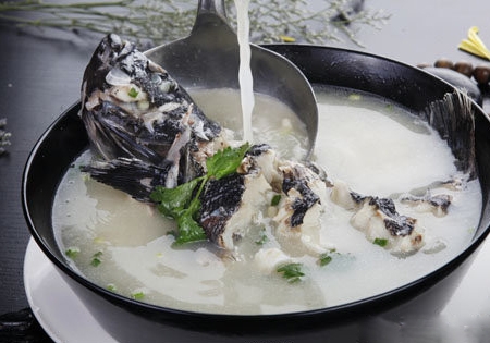 白白的鱼汤中的秘密 鱼汤越白越好吗？