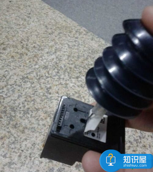 惠普1005打印机如何加墨粉 惠普激光打印机硒鼓加墨粉的步骤