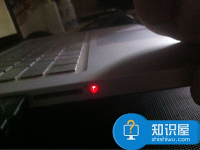 苹果macbook耳机孔亮红灯如何解决 Mac笔记本耳机孔亮红灯怎么办