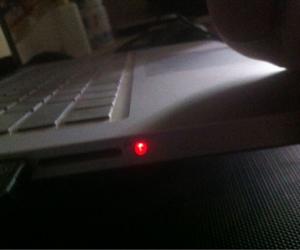 苹果macbook耳机孔亮红灯如何解决 Mac笔记本耳机孔亮红灯怎么办