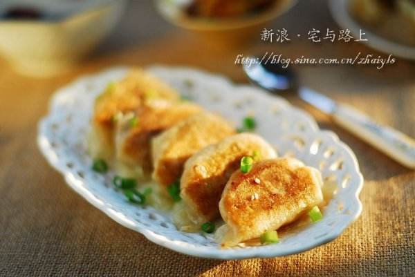 怎样做锅贴饺子不粘锅健康美味 好吃的芹菜牛肉锅贴做法