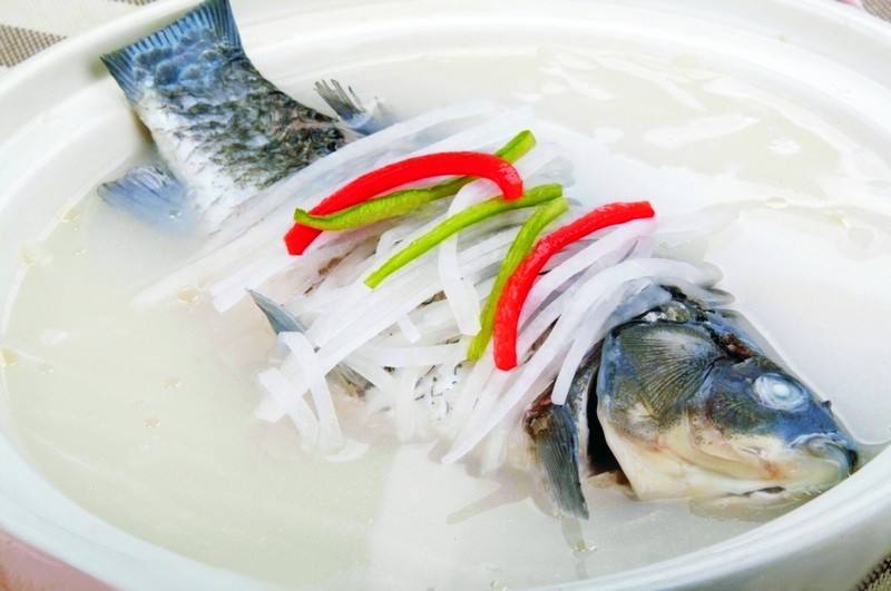 怎么炖鱼汤好喝又营养 鲫鱼萝卜丝汤的功效及做法