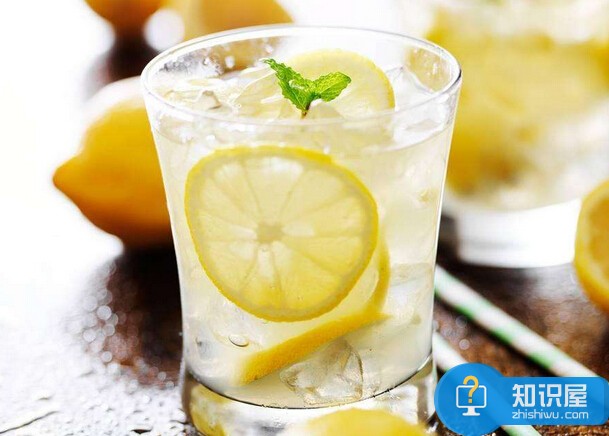 来月经能喝柠檬水么 喝柠檬水的好处与坏处
