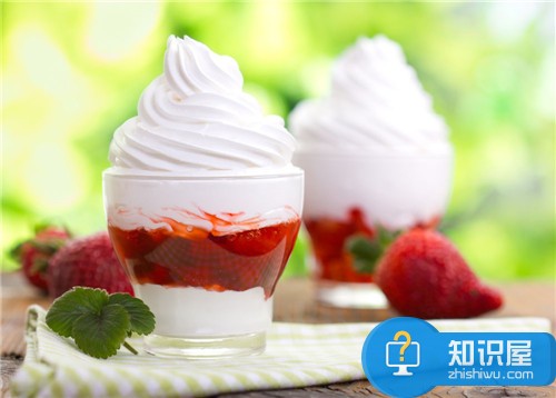 夏季饮品冰淇淋圣代的做法 草莓圣代怎么做简单好吃