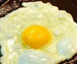 预防骨质疏松香油煎鸡蛋的做法 香油煎鸡蛋怎么做好吃简单