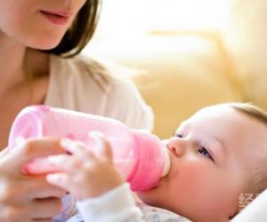 宝宝吐奶厉害的原因是什么 宝宝为什么会经常吐奶正常吗