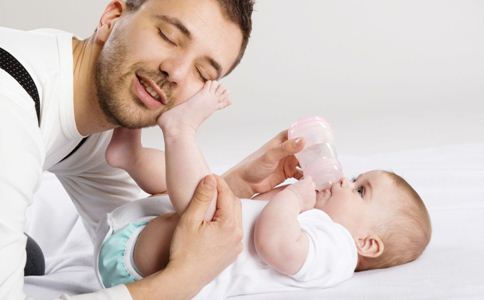 新爸爸要怎么照顾宝宝 奶爸给婴儿喂奶的注意事项一览
