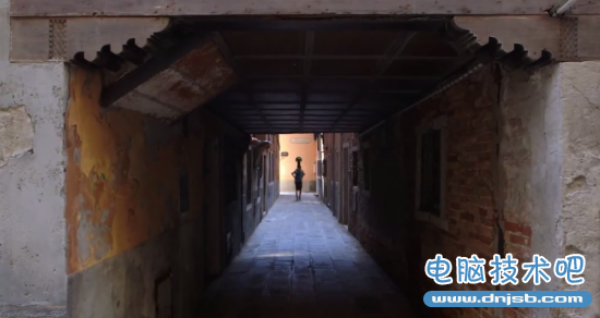 在意大利威尼斯，步行记录者探索一个隐秘的通道
