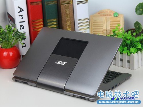 Acer R7-571银色 外观图 